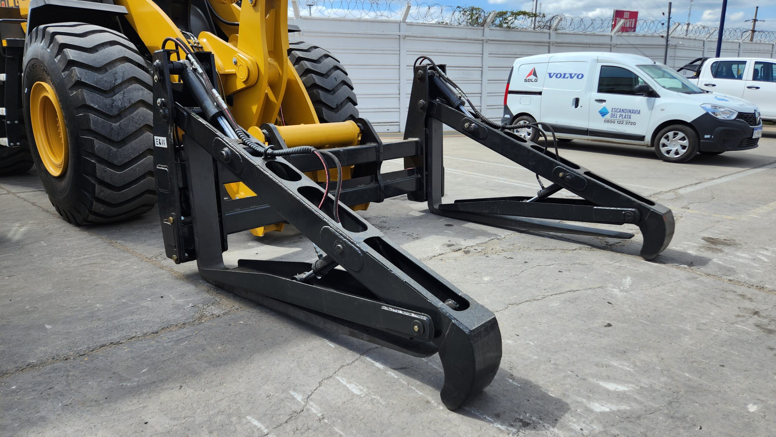 Horquilla abraza-tubo E&W montada en una cargadora frontal