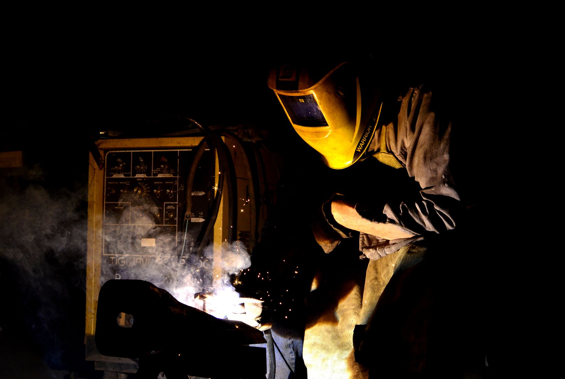 Soldador trabajando en la planta E&W